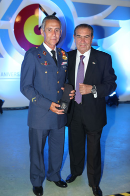 D. Javier Pomar Perelló, Presidente honorífico de Breitling España, junto al ganador, el Subteniente D. Miguel Donoso Valiente, quien recibió el Breitling Superocean Chronograph II. 